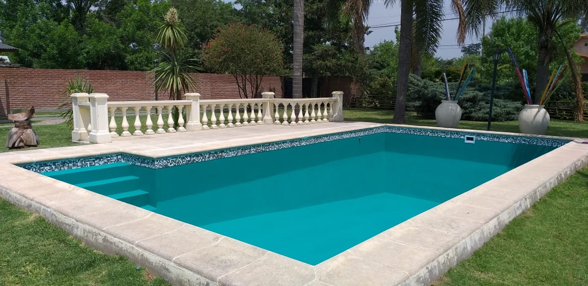 Remodelación de pileta de material, pintura y colocación de venecitas.