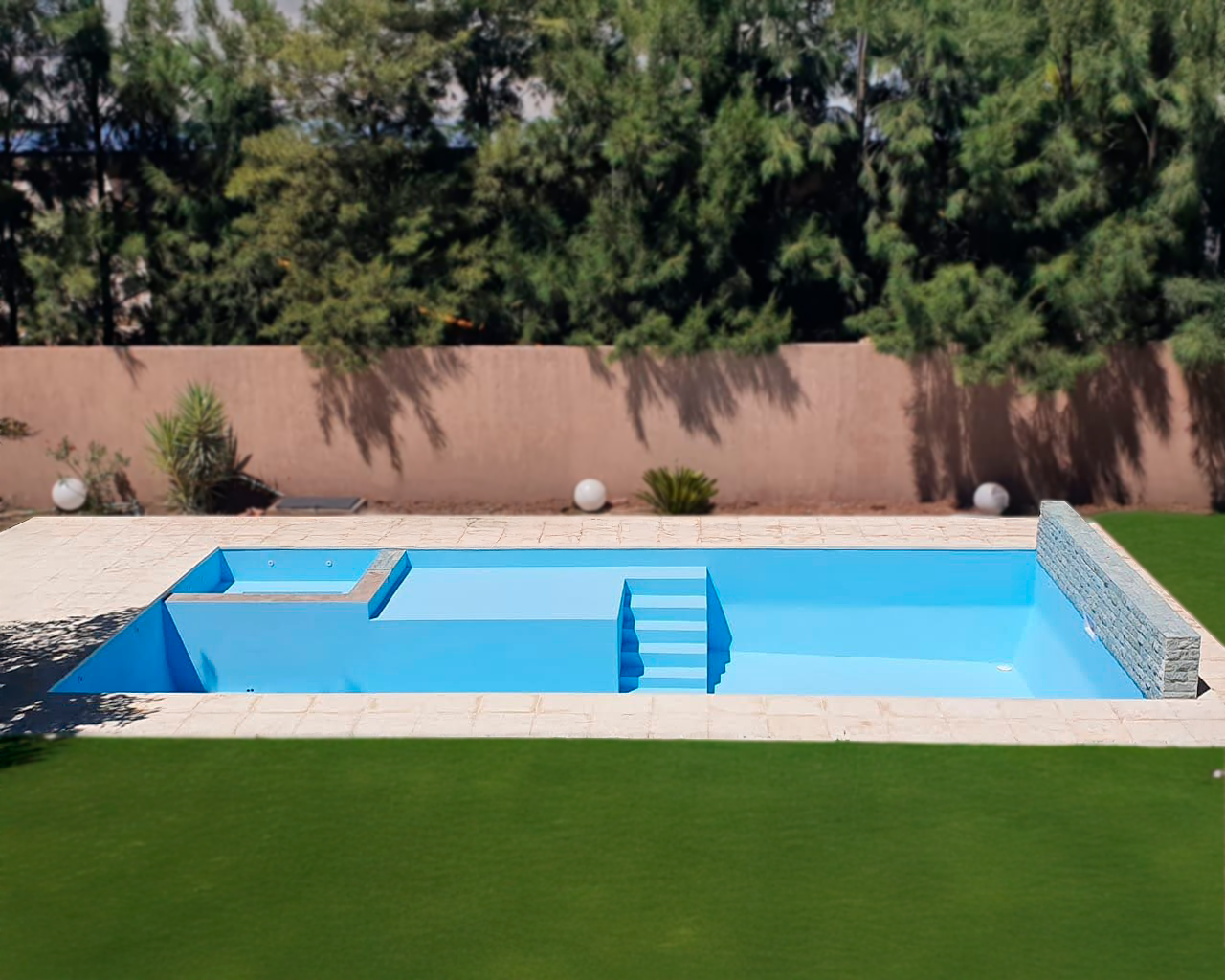 Construcción de pileta de material con jacuzzi y cascada