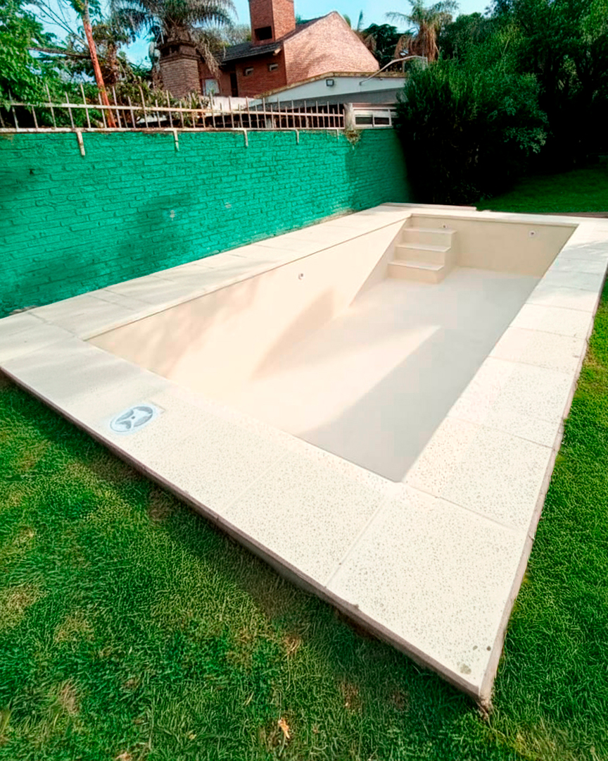 Piscina de 6x3 metros construida en Rosario por RA Construcciones, con estructura de ladrillo común y refuerzo de vigas y columnas de hormigón.