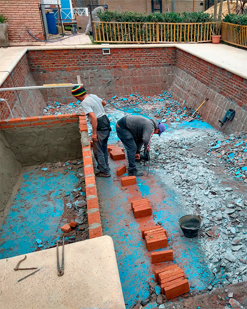 Remodelación y refacción de piscina de material con mejoras en revestimientos y estructura