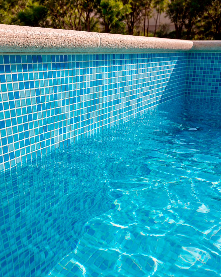 Revestimiento de piscina con venecitas de vidrio en mosaico resistente al agua