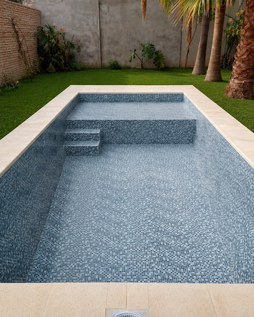 Construccion de pileta con revestimiento de venecitas de vidrio en mosaico resistente al agua